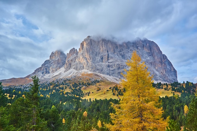 Włoskie Dolomity jesienny dzień