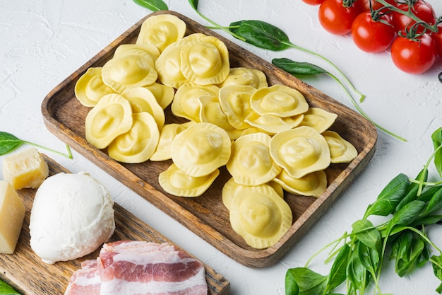 Włoskie Domowe Pierożki Z Dodatkami, Szynka, Bazylia, Pesto, Zestaw Mozzarella, Na Drewnianej Tacy