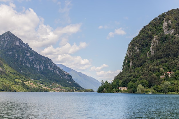 Włoskie jezioro prealpejskie Lago d'Idro otoczone wysokimi klifami porośniętymi gęstym lasem