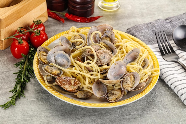 Włoskie makarony Spaghetti vongole z małżami