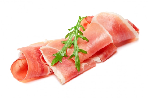 Włoskie prosciutto crudo lub hiszpański jamon. Surowa szynka na biel powierzchni