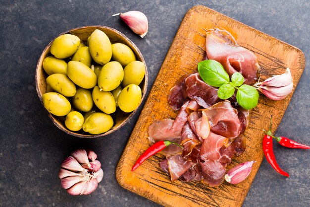 Włoskie prosciutto crudo lub jamon z przyprawami, oliwą, rozmarynem. Surowa szynka.