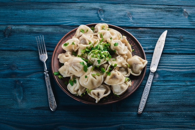 Włoskie ravioli w talerzu na ciemnym tle