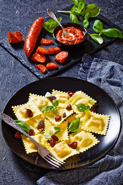 Włoskie Ravioli Z Nadzieniem Chorizo Ricotta Na Talerzu