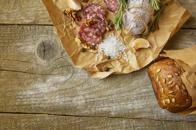 Włoskie salami z solą morską, rozmarynem, czosnkiem i orzechami na papierze Styl rustykalny Zbliżenie
