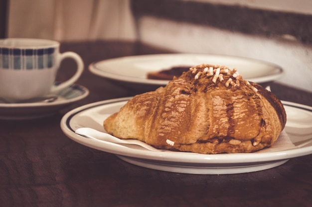 Włoskie śniadanie z kawą espresso i rogalikiem