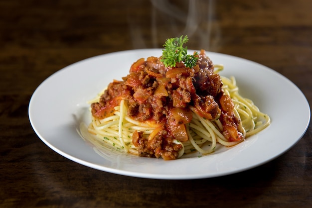 Włoskie spaghetti z sosem mięsnym bolońskim