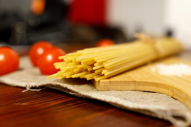 Włoskie surowe spaghetti gotowe do gotowania Włoska kuchnia lub koncepcja kulinarna Selektywne skupienie