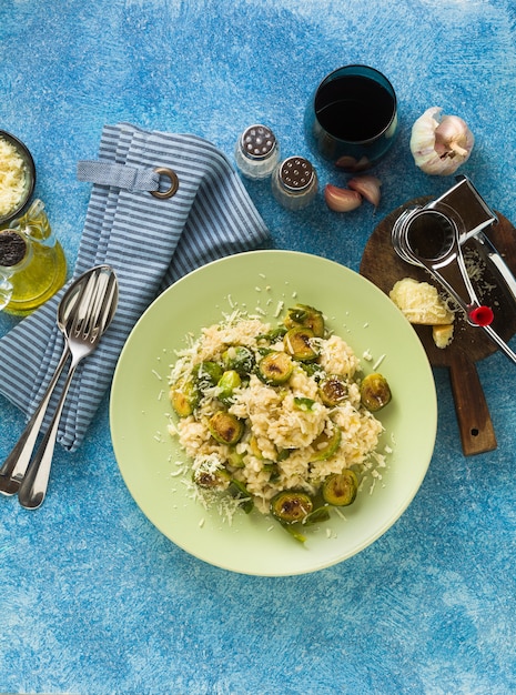 Włoskie Wiosenne Risotto Z Brukselką I Parmezanem Na Stole.