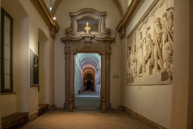 Wnętrze Akademii Sztuk Pięknych Brera w Mediolanie z portykiem ogrodowym i posągami
