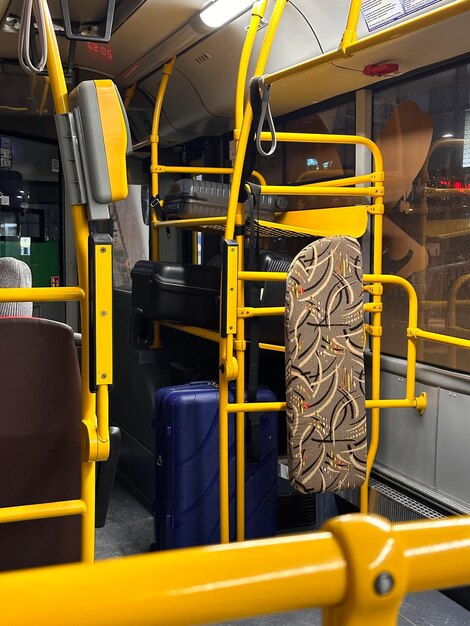 Zdjęcie wnętrze autobusu publicznego