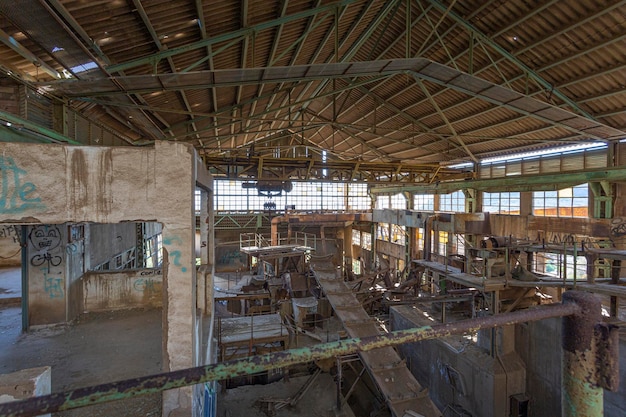 Wnętrze budynku przemysłowego w ruinach w kopalniach Portman w Autonomicznej Wspólnocie Murcji w Hiszpanii