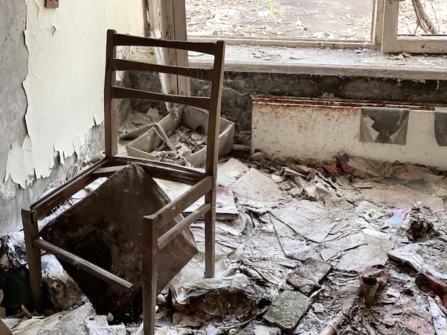 Wnętrze budynku zniszczonego po działaniach wojennych, pożarach i wypadkach na Ukrainie wybite szyby