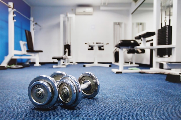 wnętrze centrum fitness