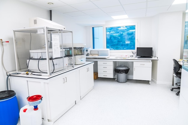 Wnętrze czystego i nowoczesnego laboratorium klinicznego wyposażonego w centrifugę laminarną