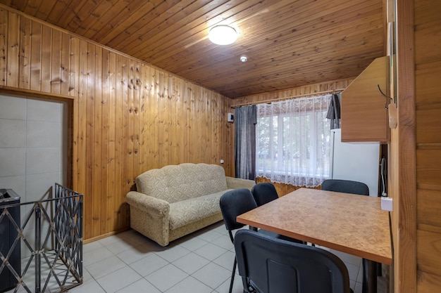 Wnętrze drewnianej eko sypialni w apartamentach typu studio, hostelu lub gospodarstwie domowym