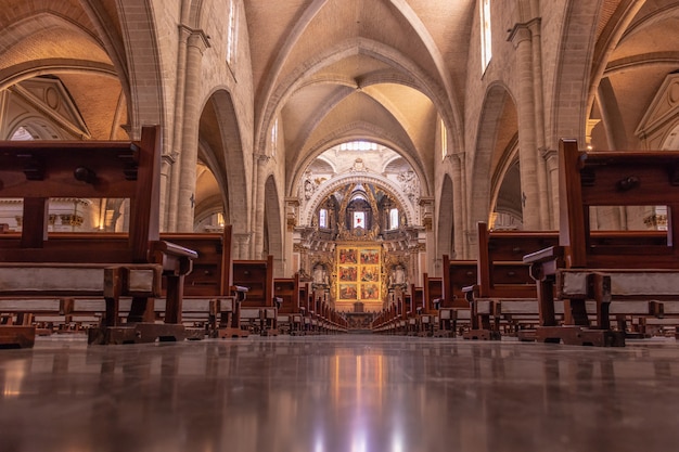 Wnętrze gotyckiej katedry w Walencji