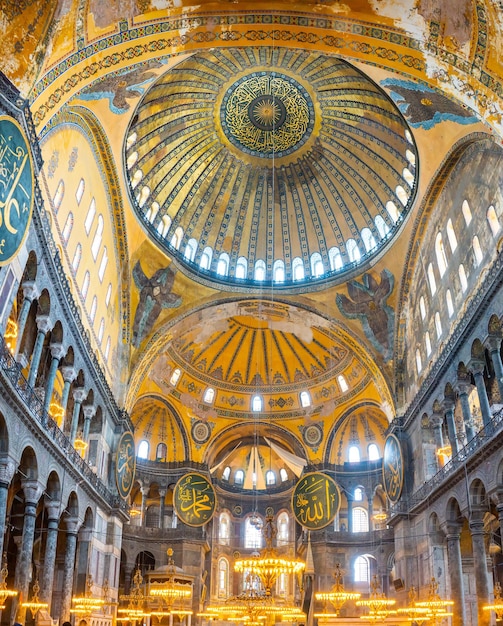 Wnętrze hagia sophia, wielkiego meczetu, a dawniej kościoła, jest popularnym miejscem wśród