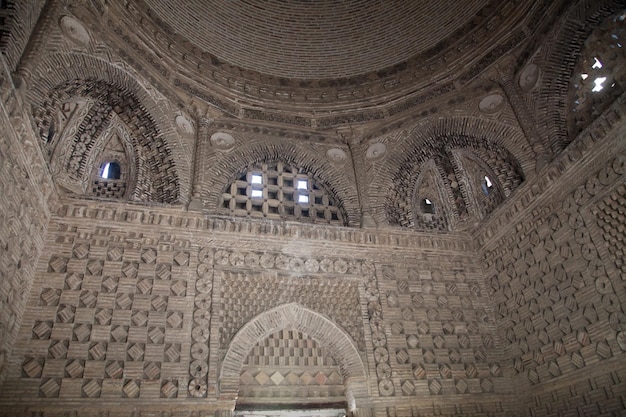 Wnętrze kamiennego mauzoleum Samanidów w Buchara Uzbekistan Koncepcja podróży turystycznych