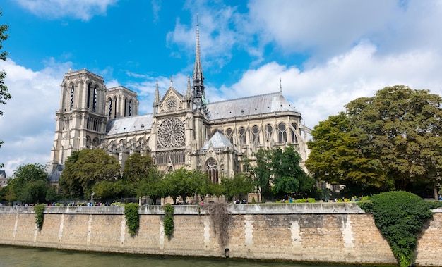 Wnętrze katedry Notre Dame we Francji