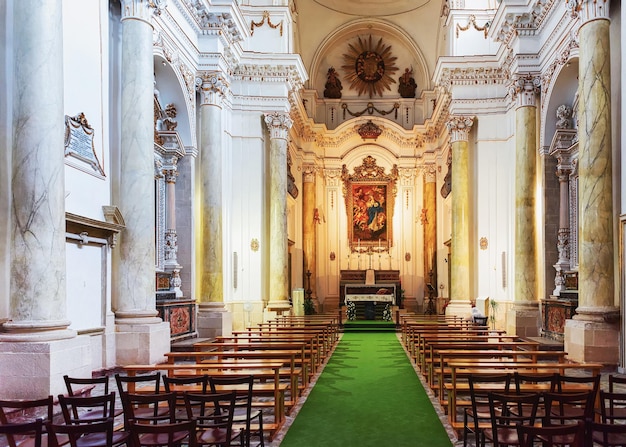 Wnętrze Katedry W Syrakuzach W Centrum Starego Miasta Syrakuzy, Sycylia, Włochy