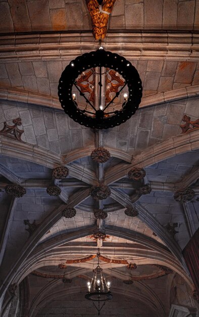 Wnętrze katedry w Viseu, gdzie można zobaczyć ozdobny sufit i wspaniałe lampy.