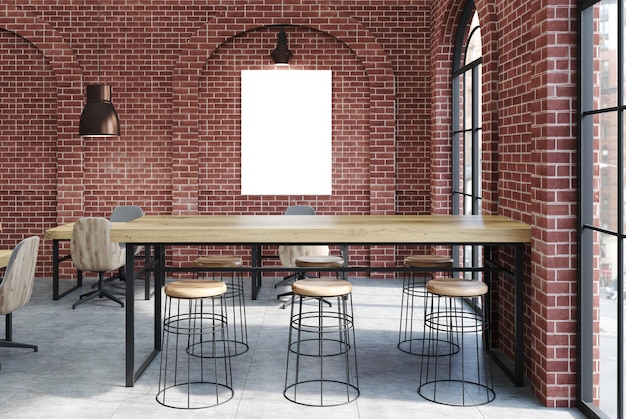 Wnętrze kawiarni z cegły z betonową podłogą, drewnianymi stołami i krzesłami.