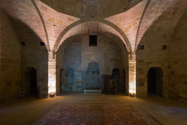 Wnętrze królewskiego meczetu w pałacu Shirvanshahs w Baku