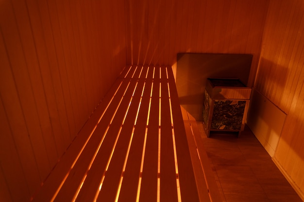 Zdjęcie wnętrze małej domowej drewnianej sauny