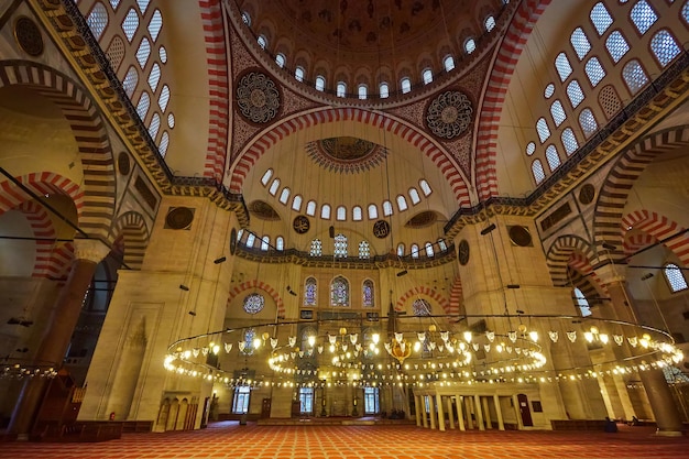 Zdjęcie wnętrze meczetu sulejmana wspaniałego w stambule, turcja.