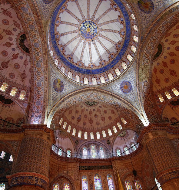 Wnętrze meczetu Sultanahmet w Stambule