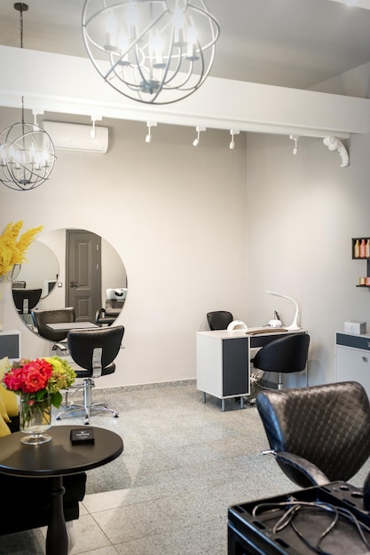 Wnętrze nowoczesnego jasnego salonu fryzjerskiego, salonu manicure lub salonu piękności.