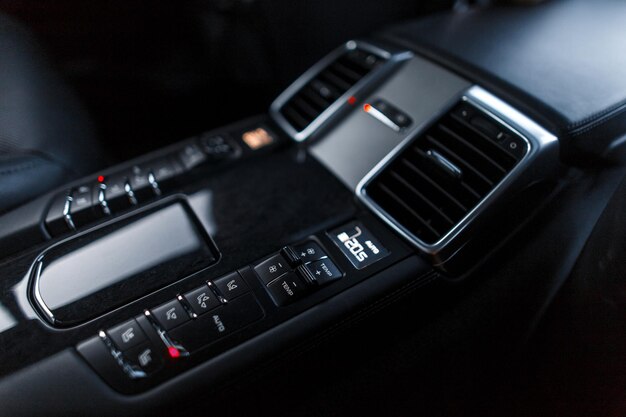Wnętrze nowoczesnego samochodu Deska rozdzielcza w luksusowym samochodzie sportowym