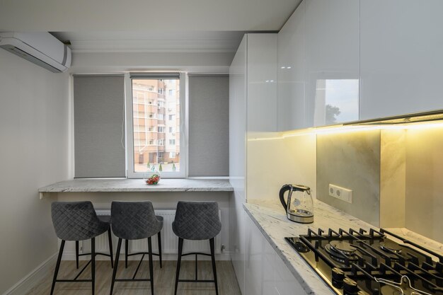 Wnętrze nowoczesnej białej kuchni w luksusowych apartamentach typu studio