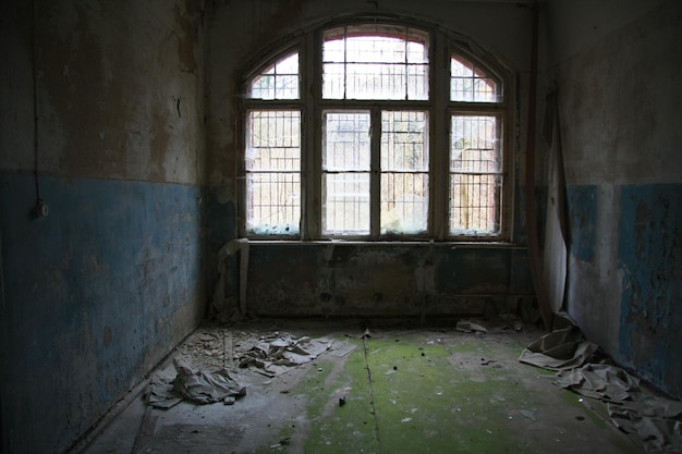 Zdjęcie wnętrze opuszczonego budynku