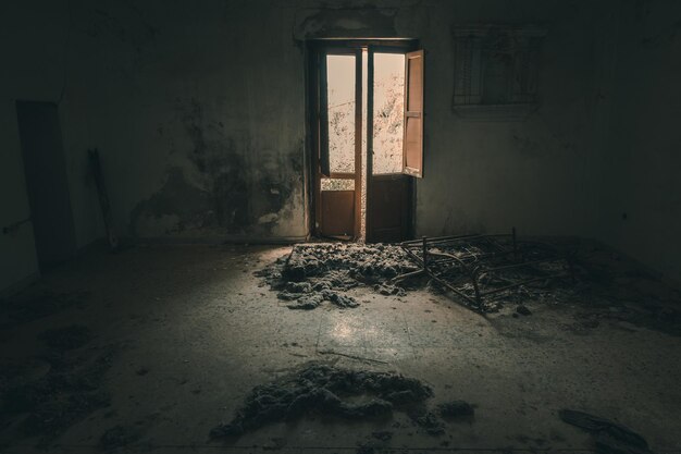 Zdjęcie wnętrze opuszczonego budynku