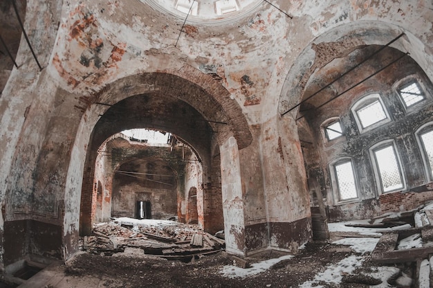 Zdjęcie wnętrze opuszczonej świątyni wnętrze opuszczonego budynku