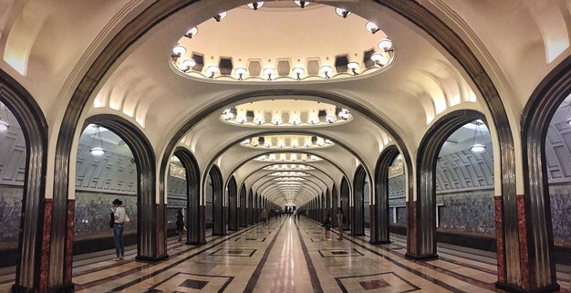 Wnętrze oświetlonej stacji metra
