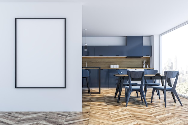 Wnętrze panoramicznej kuchni z białymi ścianami, drewnianą podłogą, niebieskimi blatami z lodówką obok nich, stołem z niebieskimi krzesłami i pionowym plakatem. Makieta renderowania 3D