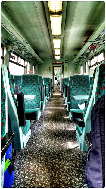 Wnętrze pociągu pasażerskiego
