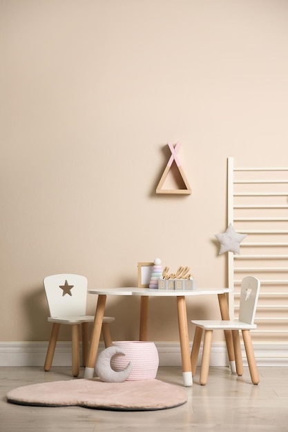 Zdjęcie wnętrze pokoju dziecięcego ze stylowymi krzesłami stołowymi i zabawkami
