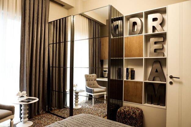 Wnętrze przytulnej sypialni w nowoczesnym stylu