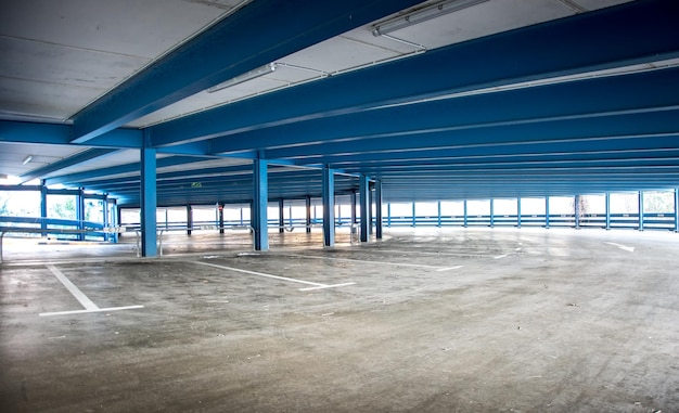Wnętrze pustego parkingu