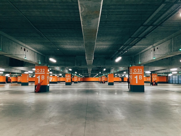 Wnętrze pustego parkingu