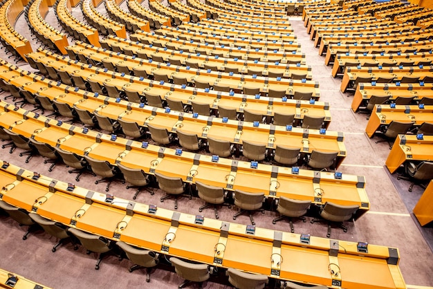 Wnętrze sali konferencyjnej Parlamentu Europejskiego w Brukseli, Belgia