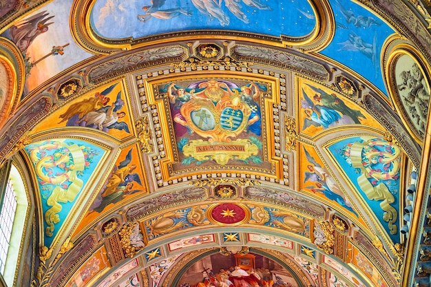 Wnętrze Sanktuarium Matki Bożej Różańcowej w Pompejach, Kampania, Włochy