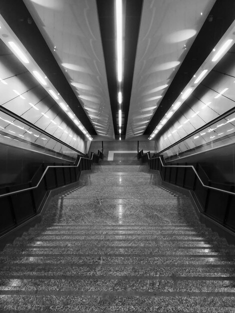 Zdjęcie wnętrze stacji metra
