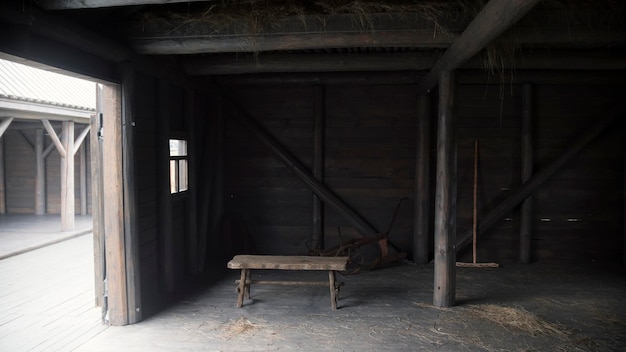 Wnętrze starej wiejskiej stodoły - rekonstrukcja historyczna wsi tatarskiej, szeroki kąt