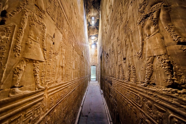 Wnętrze starożytnej egipskiej świątyni Horusa w Edfu, Egipt.