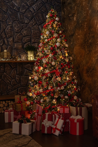 wnętrze świąteczne magiczne świecące drzewo kominek i prezenty